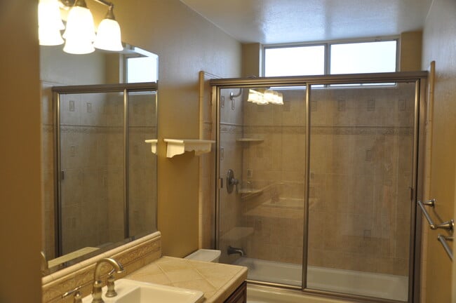 Downstairs full bathroom between two bedrooms - 1713 Goodman Ave