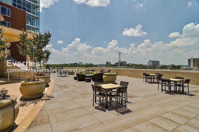 Building Photo - 1 Bed/2 Bath Condo with Garage / Pet-Friendly / Available Now!