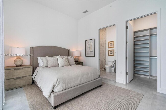 Building Photo - 17550 Collins Ave