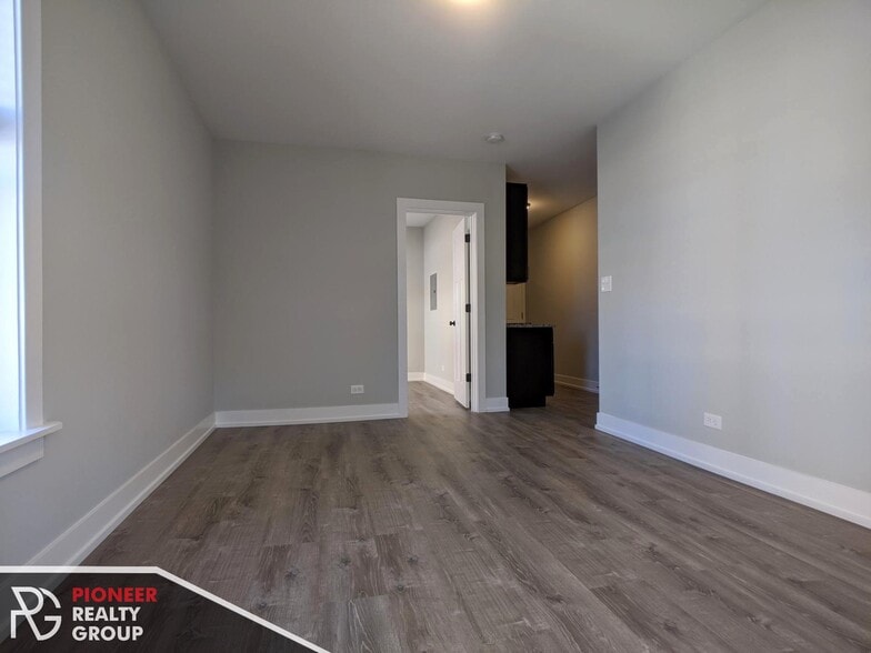 Building Photo - 709 W Brompton Ave