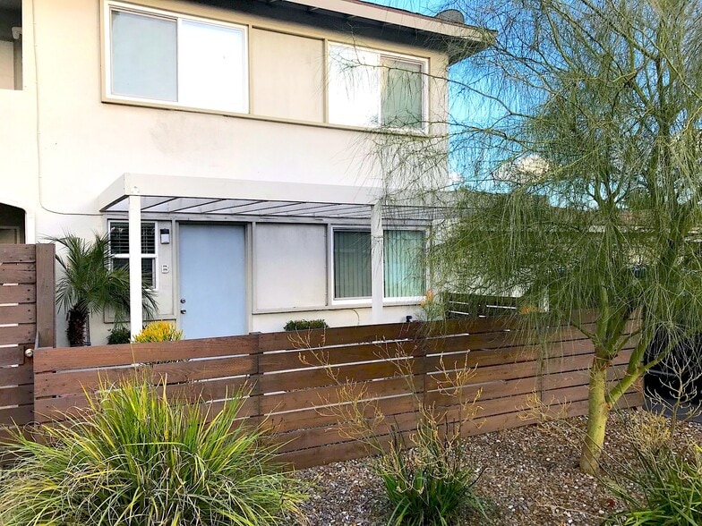 Building Photo - 212 E 8th St