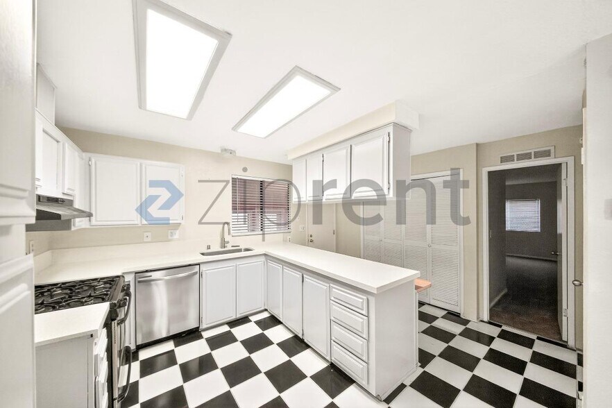 Building Photo - 1858 Park Cir Dr