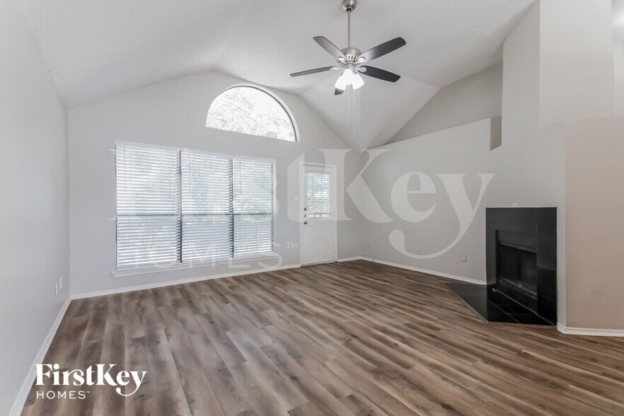 Building Photo - 701 Long Hill Ct