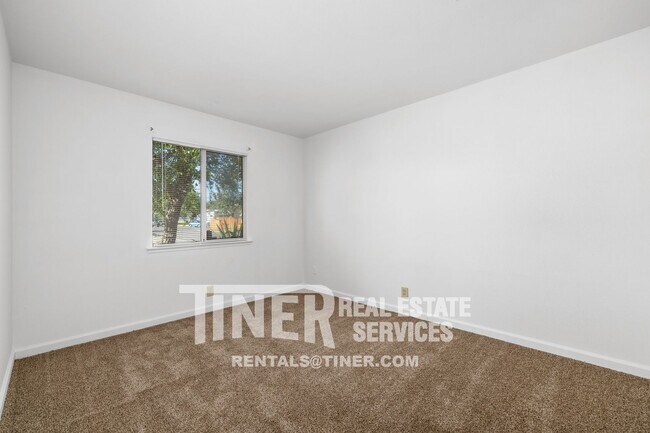 Building Photo - Sunny North Highlands Home