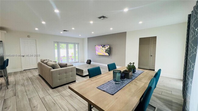 Building Photo - 911 N 14th Ave