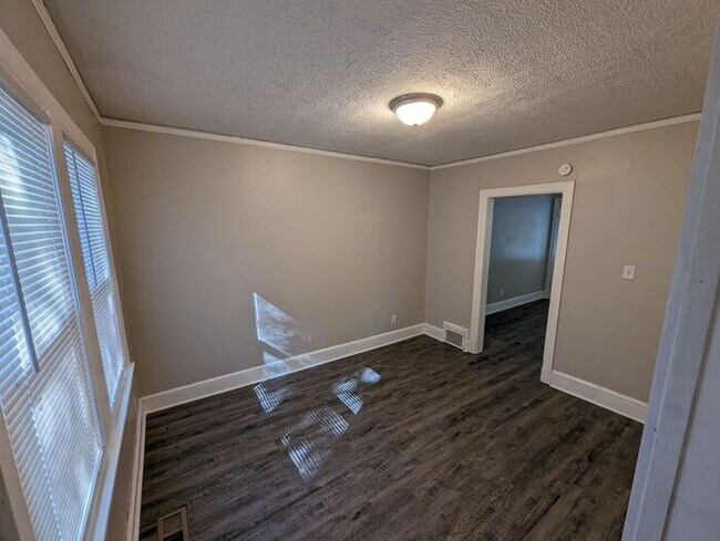 Building Photo - Newly Updated 2 bedroom home Near Downtown...