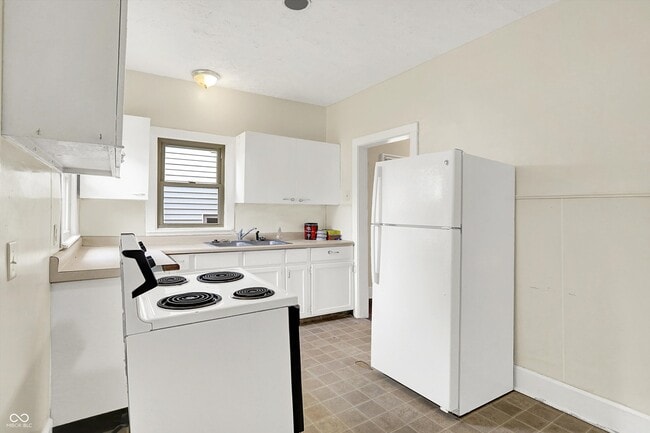 Building Photo - 628 N Riley Ave