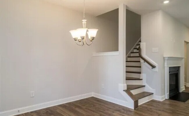 Building Photo - Fabulous 3 bedrm Townhome with office & ga...