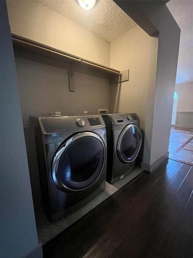 Building Photo - 9602 Top Gallant Ct