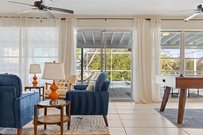 Building Photo - 451 Sharon Cir