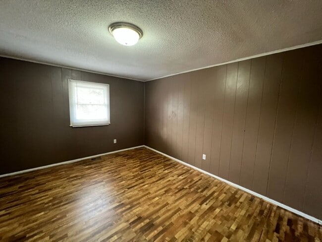 Building Photo - Quiet Living but Only a Mile from downtown...
