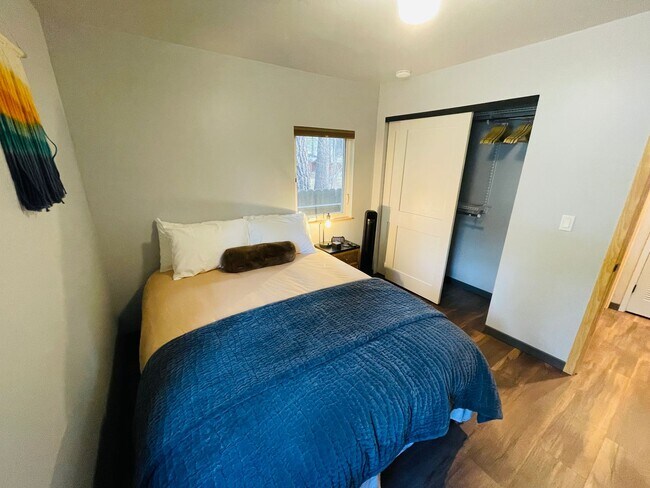 Building Photo - Fully Furnished 1 bed 1 bath unit available for short term rental - 30 day minimum