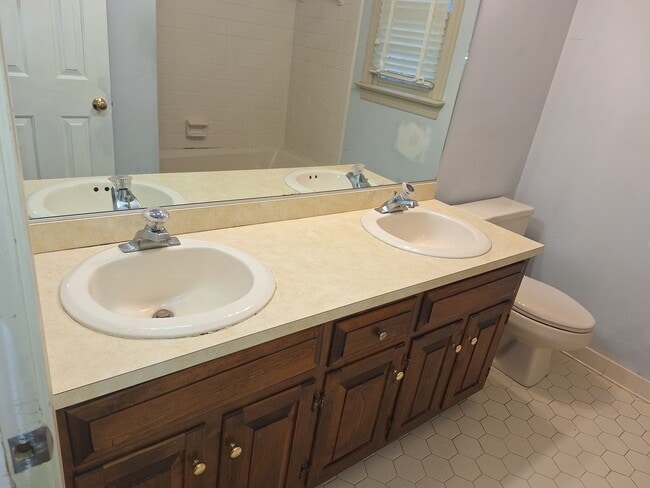 Building Photo - 5 bedroom/2.5 bathroom- Ford's Colony