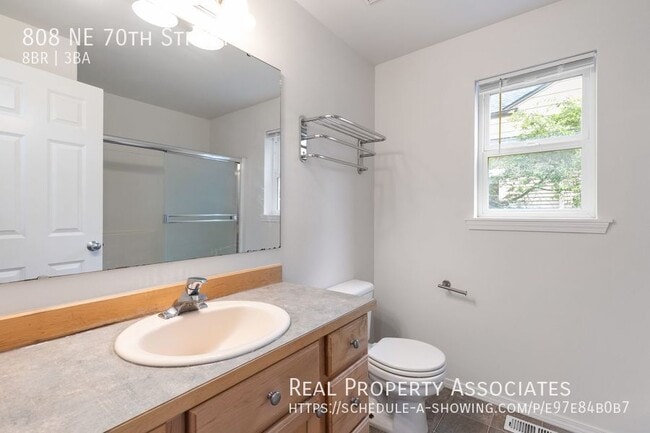 Building Photo - 808 NE 70th St