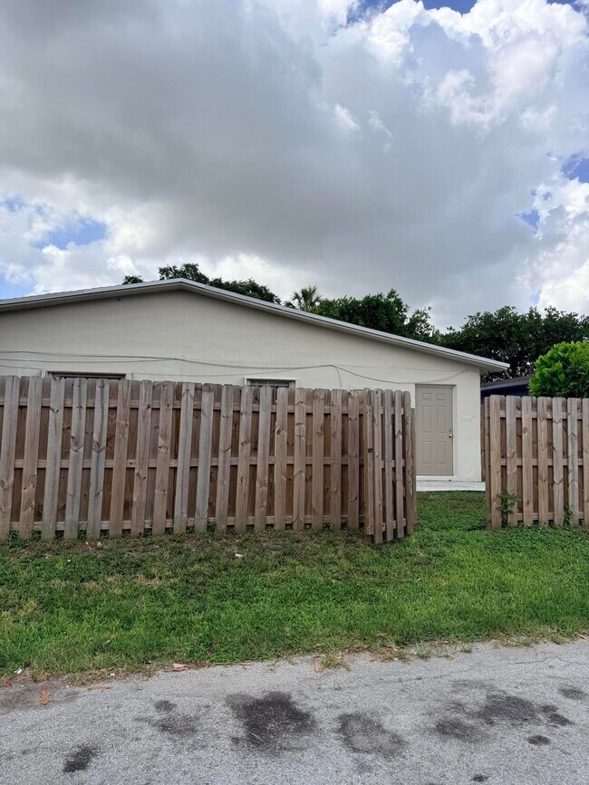 Building Photo - 913 Orange Isle