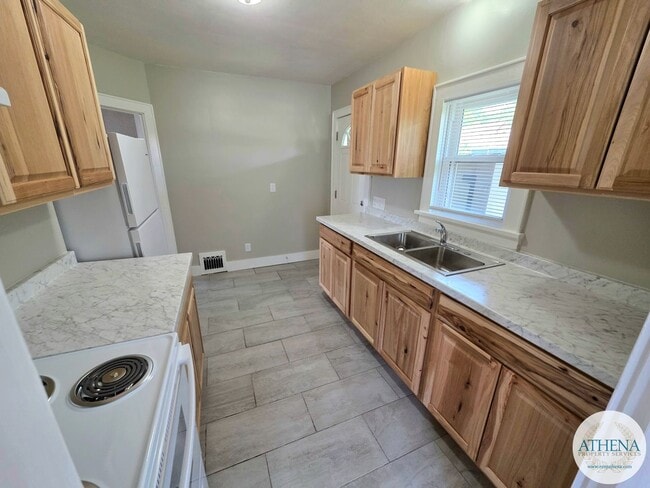 Building Photo - Charming 3 Bedroom / 1 Bath House with Original Hardwood Floors