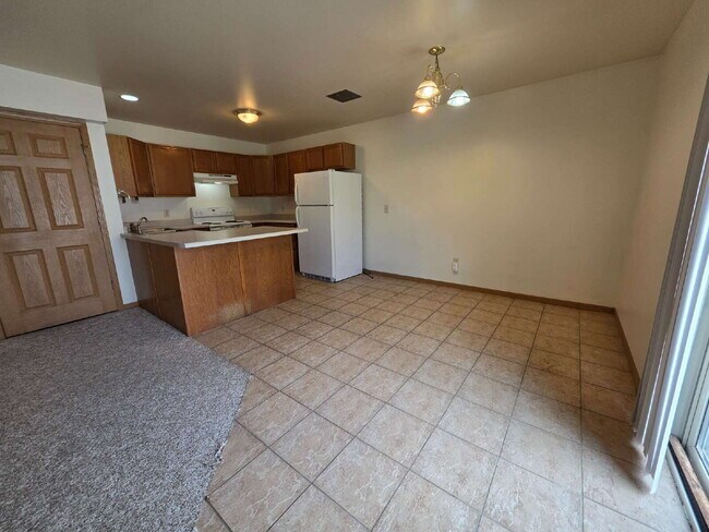 Building Photo - 2 bed 1 bath right off Water Street Available June 1st