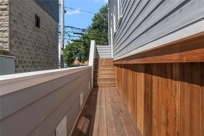 Building Photo - 492 Thames St