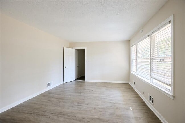 Building Photo - 2058 River Rd
