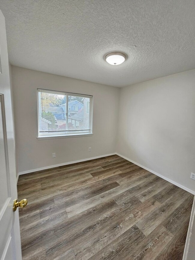 Building Photo - 14553 SE Lone Pine Dr