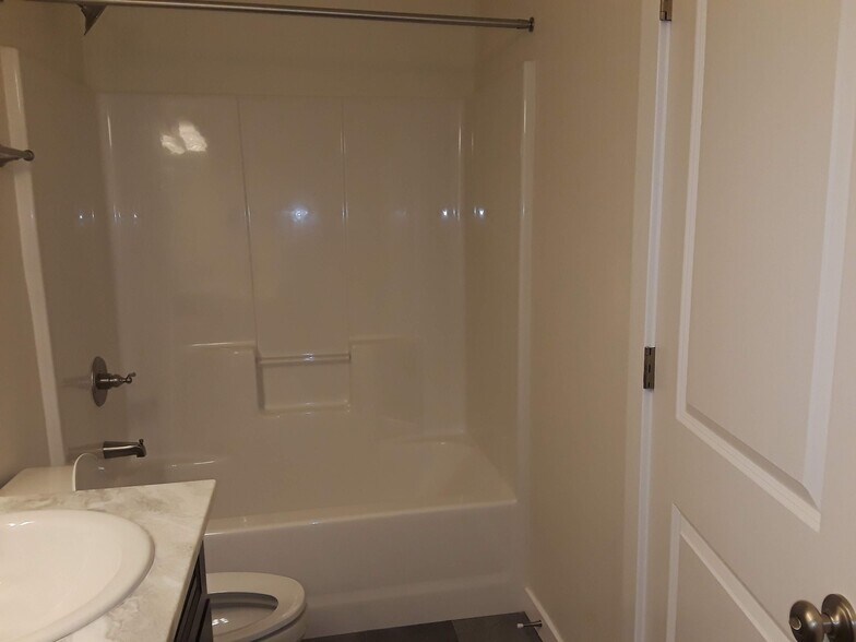 Shower and tub - 8814 N Edison St