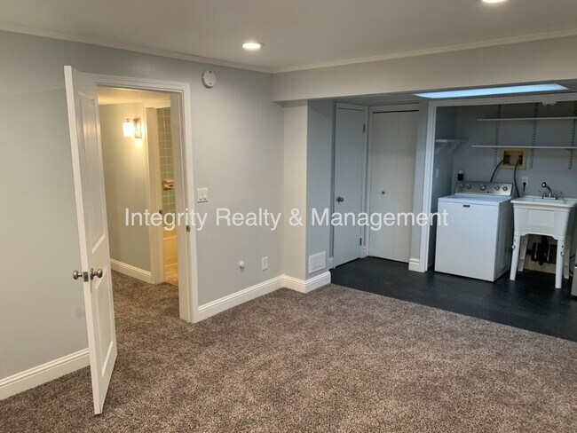 Building Photo - 7565 S Cove Cir