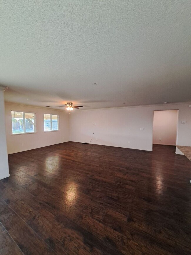 Building Photo - Stunning and Spacious - Don't Miss This Rental Home!