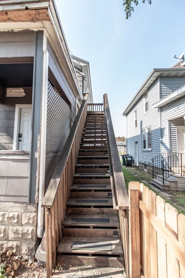 Building Photo - 714 N Broadway Ave