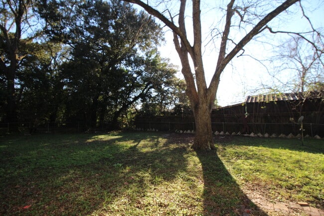Building Photo - 3BR/2BA Home with Bonus Room & Fenced Yard...