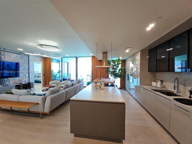 Building Photo - 15701 Collins Ave