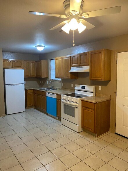 Building Photo - 711 Marais St