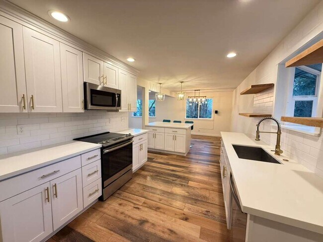 Building Photo - Stunning 4 Bed 3 Bathroom Home!