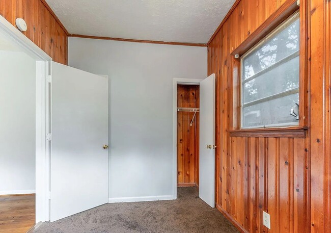 Building Photo - 3bd/2ba in the Heart of Oakland City and M...