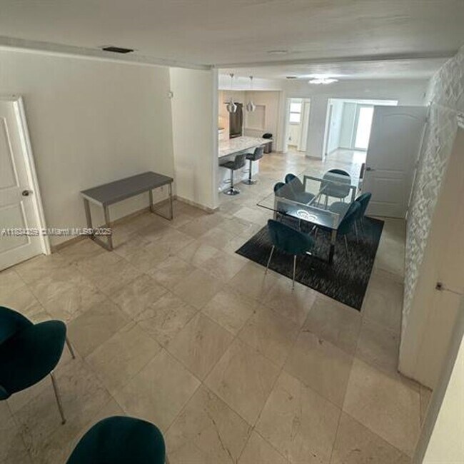 Building Photo - 17650 NE 19th Ave