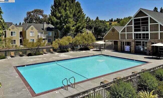 Building Photo - 140 Reflections Dr