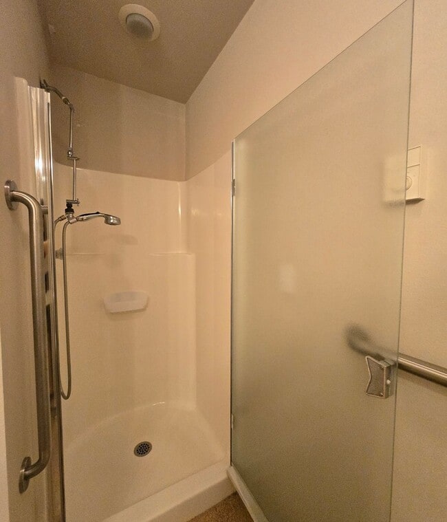 Building Photo - ***PENDING APPLICATIONS***2 Bedroom 1.75 B...