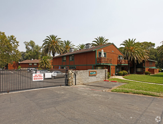 Building Photo - Myrtle Oaks Townhomes