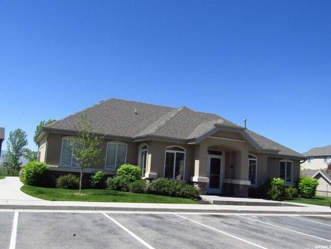 Building Photo - Beautiful Ground Floor 3-Bed 2-Bath Condo ...