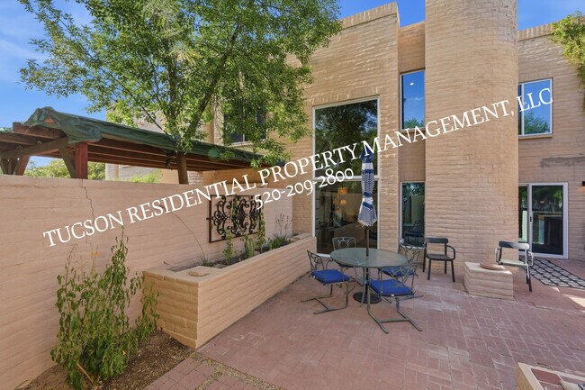 Building Photo - 2824 E Sierra Vista Rd