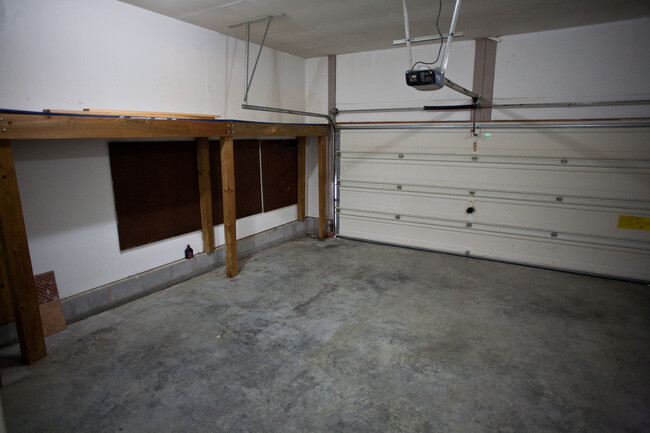 Building Photo - Spacious 3-Bedroom Ranch with Versatile Li...
