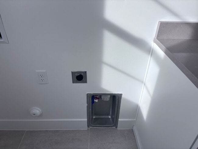 Building Photo - Beautiful New Home with access to community pool