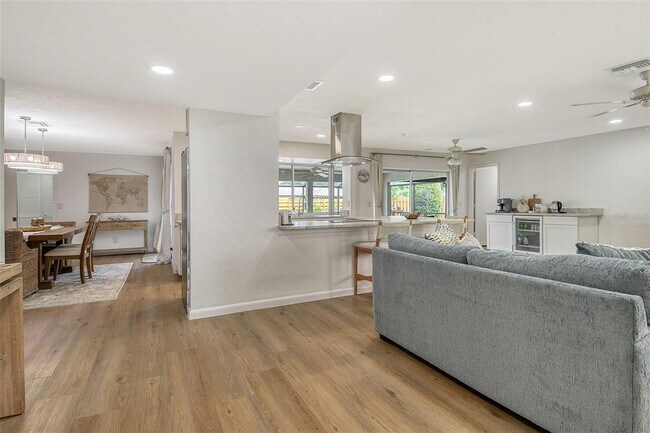 Building Photo - 6722 Roxbury Dr