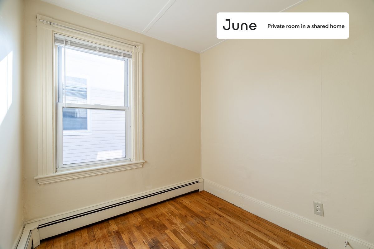 Building Photo - Private bedroom in 4 bed/1 bath Home
