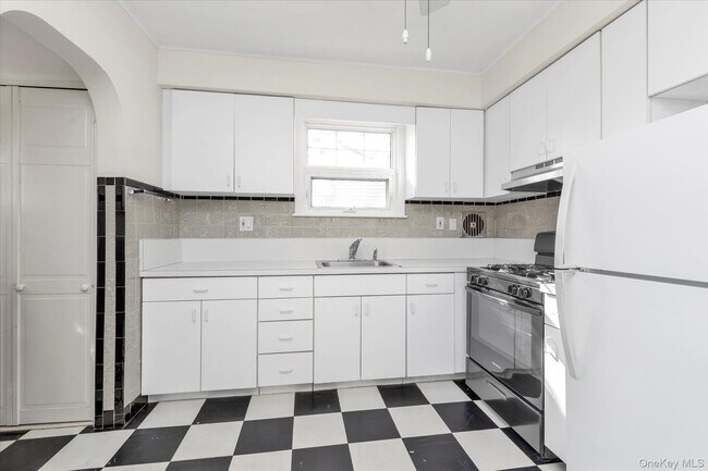 Building Photo - 14 Endview Ave