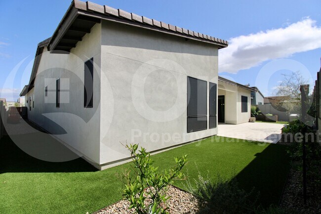 Building Photo - 813 E Corral Rd