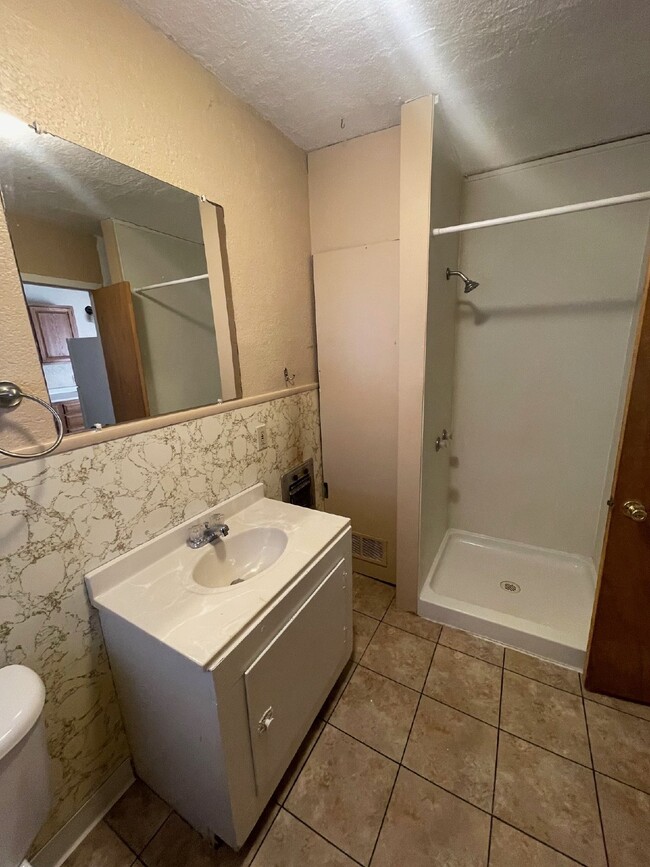 Building Photo - Upstairs 2 Bedroom, 1 Bathroom Apartment l...