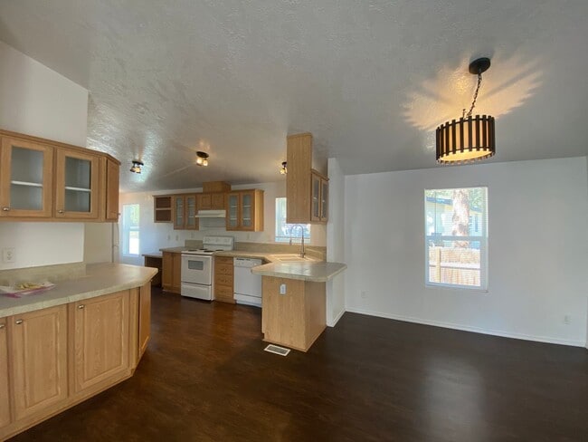 Building Photo - Cute and Cozy Home in SW Bend, Large, full...