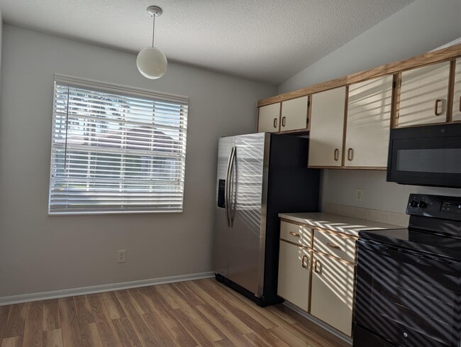 Building Photo - 104 Moccasin Trail S