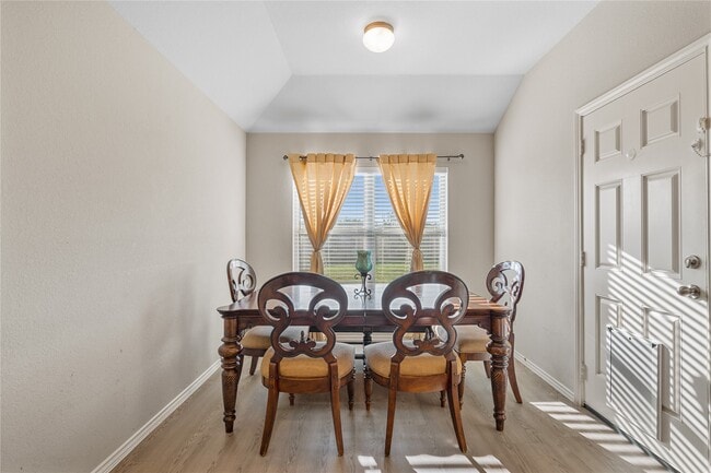 Building Photo - 634 W Fairway Lake Dr