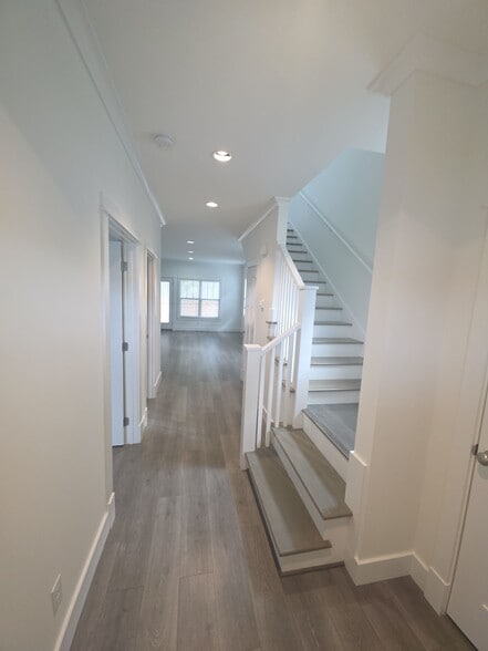 Building Photo - 409 Juniper Dr